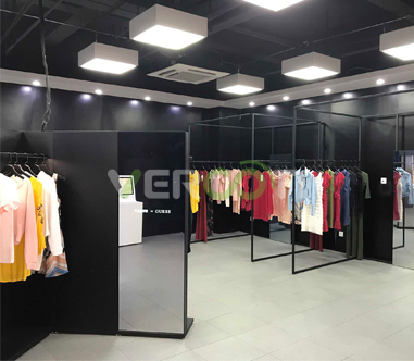 Smart Dressing Mirror in Fashion Outfits